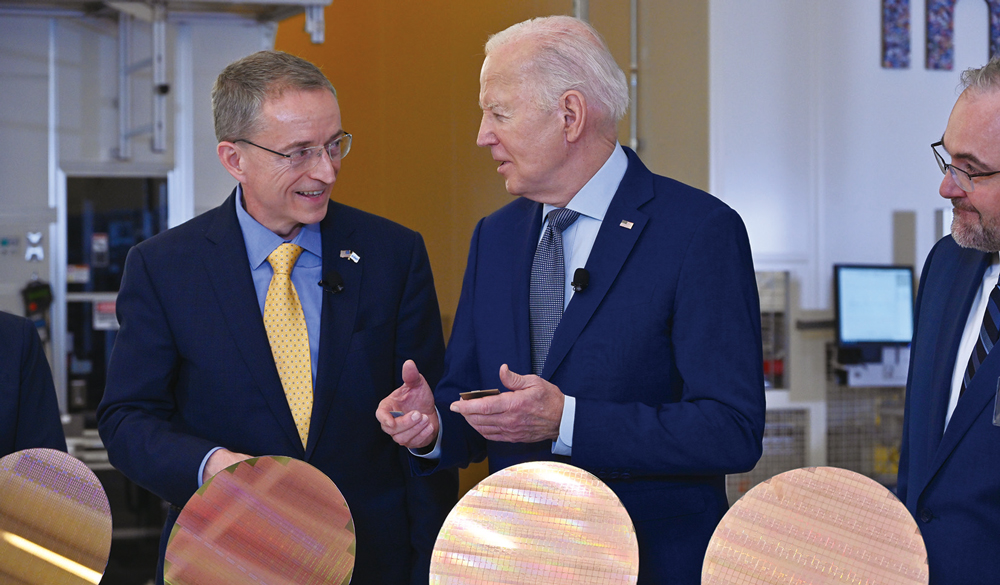 미국 정부가 3월 20일 인텔 공장 건설 보조금으로 85억달러를 지급한다고 발표한 직후 애리조나 공장을 찾은 조 바이든(오른쪽) 대통령이 팻 겔싱어 인텔 CEO와 대화를 나누고 있다. 인텔