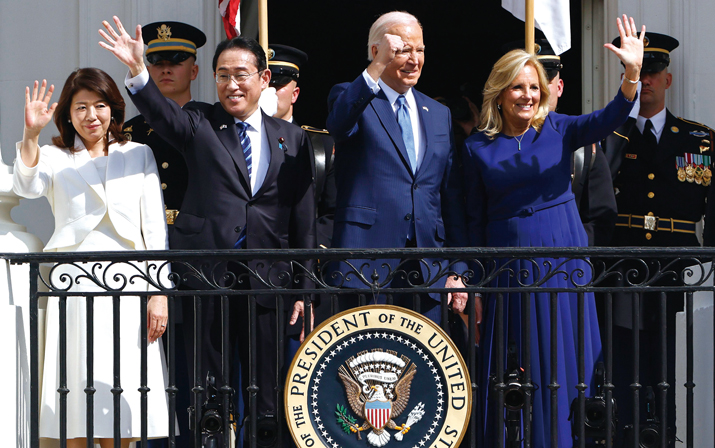 조 바이든(가운데 오른쪽) 미국 대통령과 기시다 후미오(가운데 왼쪽) 일본 총리 부부가 4월 10일 워싱턴 D.C.
백악관에서 열린 환영 행사 도중 발코니에서 손을 흔들고 있다. 사진 AFP연합
