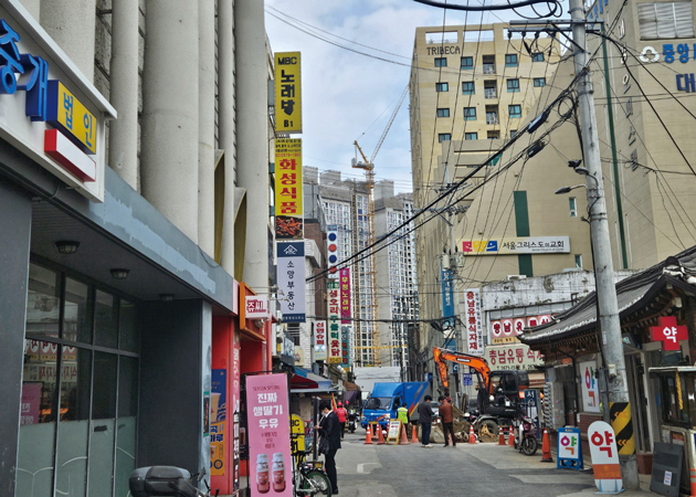 영등포센트럴푸르지오위브와 영등포시장역(지하철 5호선) 사이에 위치한 영등포재정비촉진지구의 모습. 사진 이미호 기자