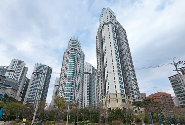 영등포동 대장주 아크로타워스퀘어. 영등포센트럴푸르지오위브와 도로 하나를 사이에 두고 있다. 일대에서가장 비싼 시세를 형성하고 있는 아파트다. 사진 이미호 기자