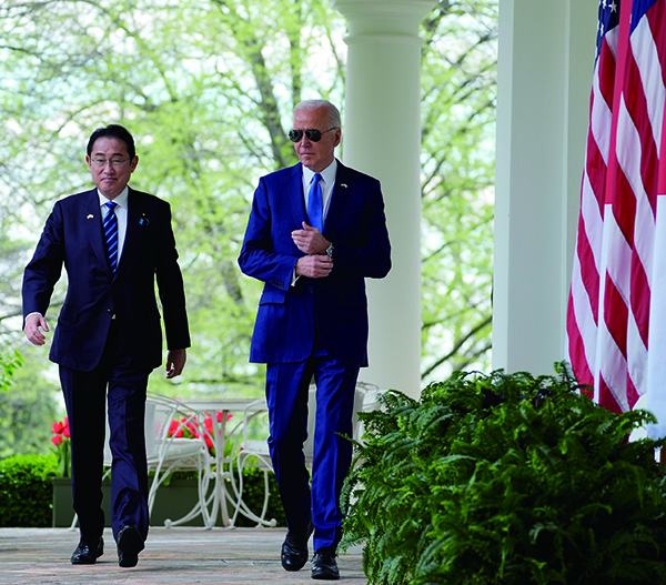 오커스(미국·영국·호주의 안보 동맹)는 일본이 AI 등 첨단 기술에 초점을 맞춘 오커스 ‘필라 2’에 참여하는 방안을  추진하고 있다. 4월 10일 워싱턴 D.C.에서 정상회담을 가진 조 바이든(오른쪽) 미국 대통령과 기시다 후미오 일본 총리. 사진 AP연합