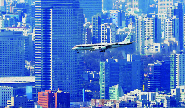 대기질 측정 장비가 설치된 미 항공우주국(NASA)의 연구용 DC-8 항공기가 2월 26일 오전 서울 도심 위를 지나고 있다. 사진 연합뉴스