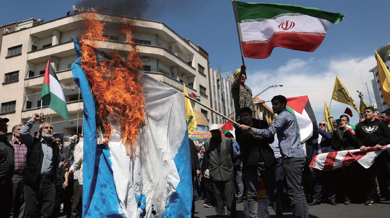 4월 5일 수도 테헤란에 모인 이란 시위대가 이스라엘 국기를 불태우고 있다. 사진 로이터연합 