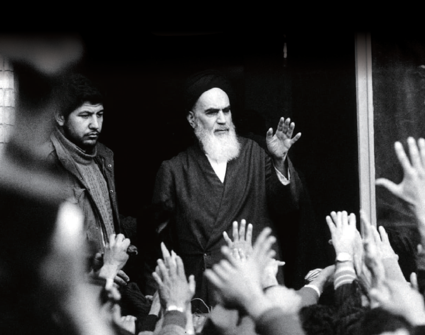 1979년 이슬람 혁명 당시의 아야톨라 루홀라 호메이니가 테헤란의 한 학교에서 지지자를 향해 손을 흔들고 있다. 사진 로이터연합