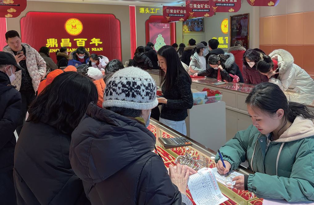 Last February, the inside of a gold jewelry store on the first floor of Wanto Jewelry City, the largest jewelry wholesale and retail center in Beijing, China, was crowded with people looking to purchase gold. Photo by Reporter Yunjeong Lee