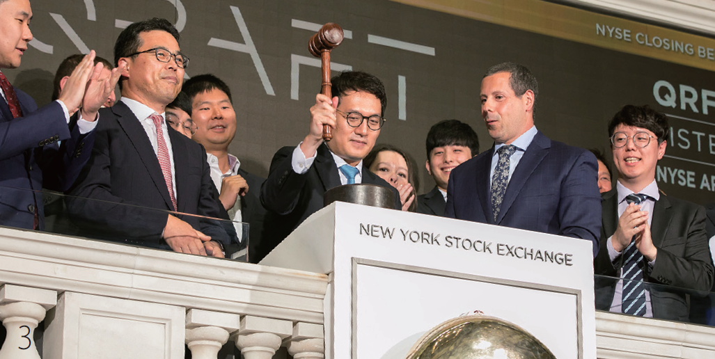 3 Kim Hyeong-sik (front row, center), CEO of Kraft Technologies, participated in the New York Stock Exchange ETF listing ceremony in May 2019. Photo Craft Technologies