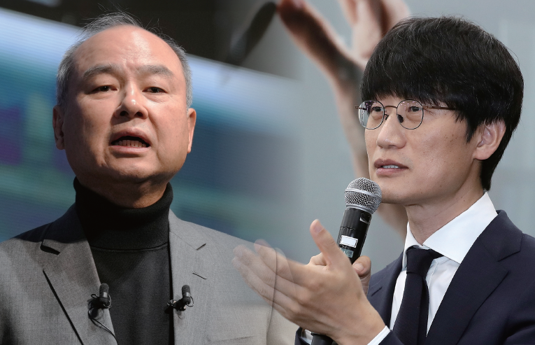 이해진(오른쪽) 네이버 글로벌투자책임자(GIO)와 손정의 일본 소프트뱅크 회장. 네이버와 소프트뱅크는 2021년 라인과 야후 통합 법인을 출범했다. 사진 블룸버그·뉴스1