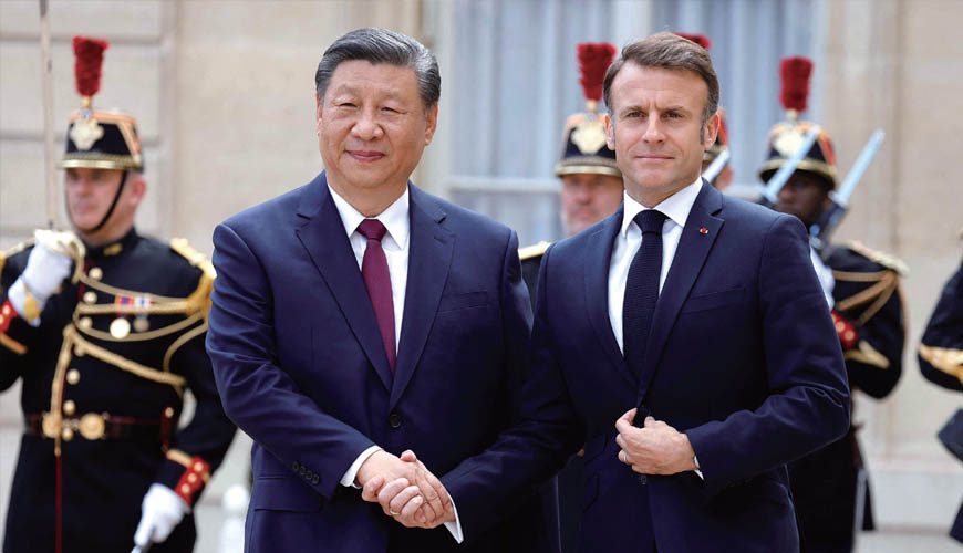 5월 6일 시진핑(왼쪽) 중국 국가주석과 에마뉘엘 마크롱 프랑스 대통령이 정상회담에 앞서 프랑스 파리 엘리제궁 앞에서 인사를 나누고 있다. 사진 AFP연합 