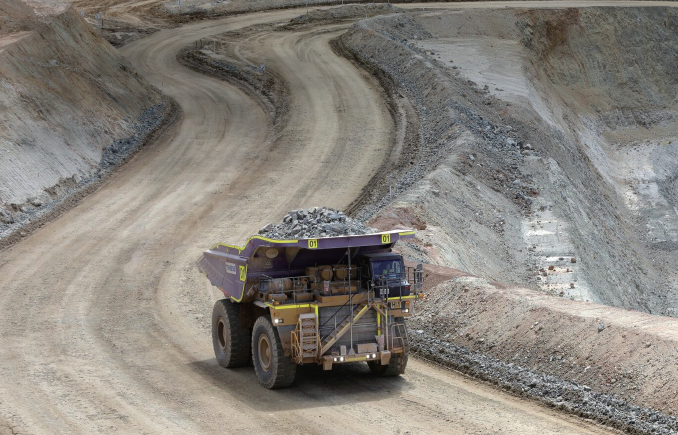 서호주 서던 크로스의  마운트 홀랜드 리튬 광산에서 채굴된 자재를 운반하는 덤프트럭. 사진 블룸버그
