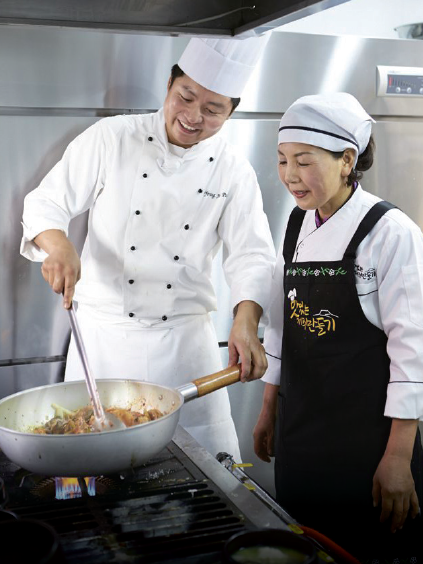 박영준 제주신라호텔 셰프가 맛제주 선정 식당주에게 조리법을 교육하고 있다. 사진 호텔신라