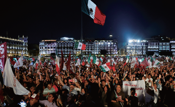 6월 3일 멕시코 멕시코시티의 조칼로 광장에서 모레나당 지지자들이 클라우디아 셰인바움 당선인을 기다리고 있다. 사진 AFP연합