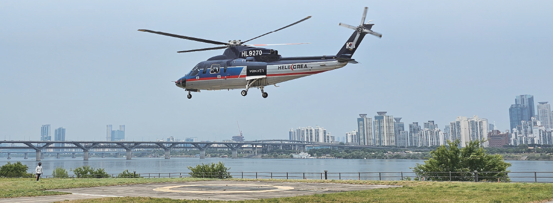 6월 10일 서울 송파구 잠실 한강공원헬기장에서 모비에이션이 운영하는 시코르스키 S-76C 헬기가 착륙하고 있다. 사진 윤희훈 기자