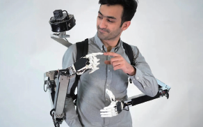 몸에 장착하는 로봇 팔 ‘퓨전’. 멀리 있는 사람이 작업자의 시선으로 현장을 보면서 로봇 팔을 작동해 도울 수 있다. 사진 일본 게이오대 