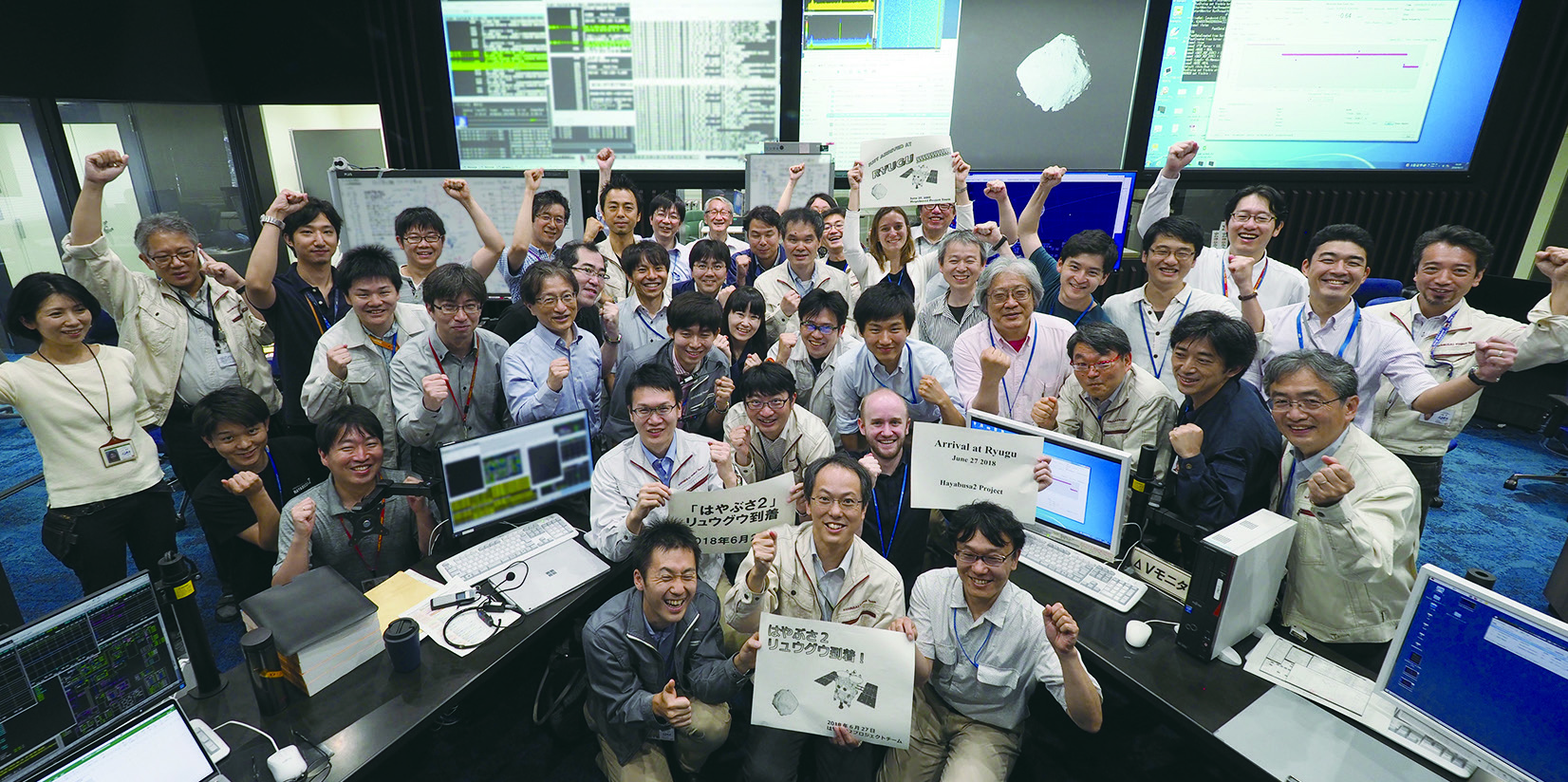 2018년 6월 27일 쓰다 유이치(앞줄 가운데) 일본 우주항공연구개발기구(JAXA) 하야부사 2호기 프로젝트 매니저가 하야부사 2호기의 류구 도착을 기념해 연구원들과 기념촬영을 하고 있다. 사진 JAXA