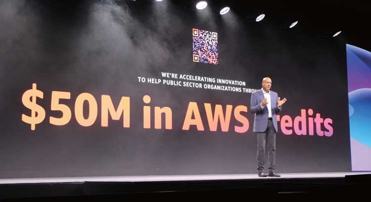 6월 26일 미국 워싱턴 D.C.에서 아마존웹서비스(AWS)의 글로벌 클라우드 포럼인 ‘AWS 서밋 2024’가 개막한 가운데, 데이브 레비 AWS 공공 부문 부사장이 기조연설을 하고 있다. /전효진 기자