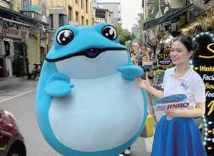 A person wearing a toad mask, the symbol of Hite Jinro, and a salesperson are holding a sales event at Ta Hien Beer Street in Hanoi, Vietnam on June 10. / Reporter Yang Beom-su