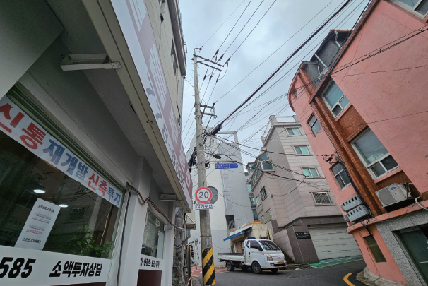 서울 용산구 후암동 동후암1구역 인근 공인중개업소에 ‘신통 재개발 신축 투자’ 상담 문구가 붙어 있다. 사진 조선비즈 DB