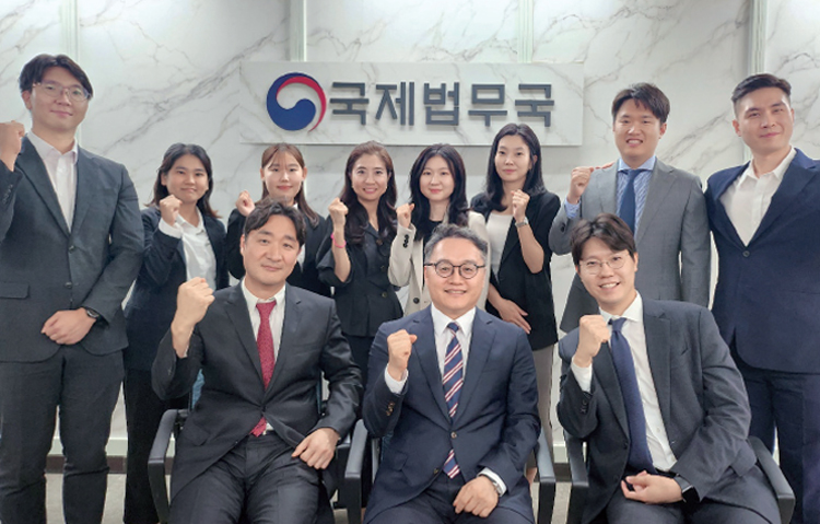 (뒷줄 왼쪽부터 시계 방향으로) 국제법무지원과 소속 강윤성 법무관, 정정아 인턴, 고병윤 수습변호사, 윤은주 행정주사, 심인혜 사무관, 박다혜 사무관, 신승민 법무관, 황현준 사무관, 이성직 검사, 정홍식 국제법무국장, 신동환 국제법무지원과장. /김민소 기자