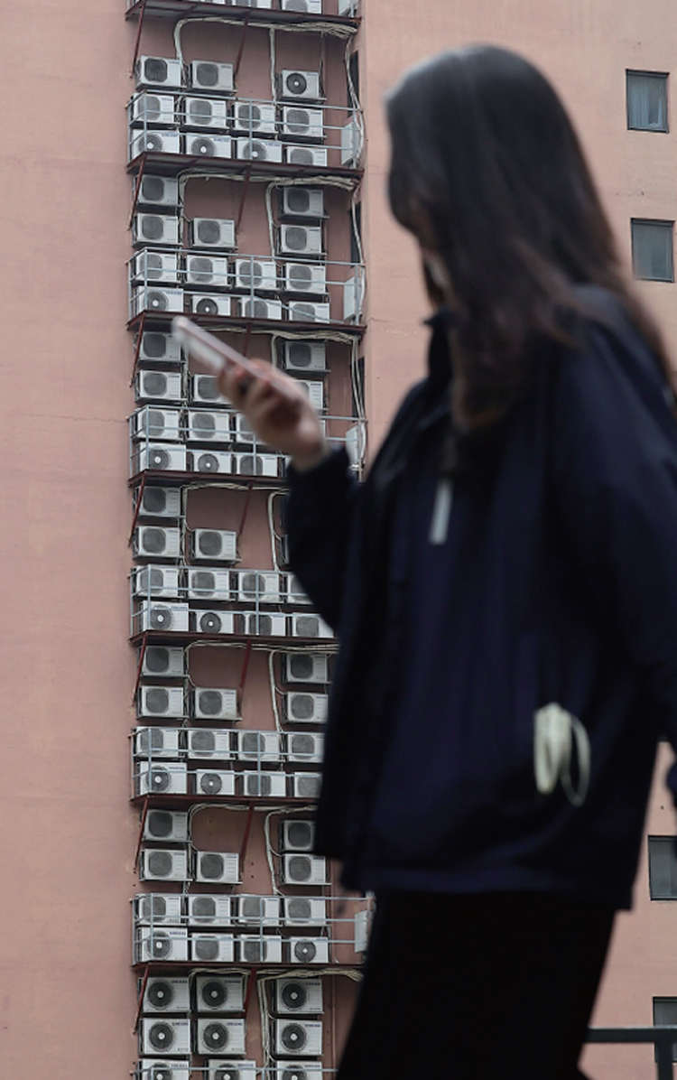 연일 이어지는 폭염과 열대야의 영향 등으로 전력 수요가 높은 수준을 기록 중인 가운데 8월 7일 서울의 한 건물에 설치된 에어컨 실외기들이 작동하고 있다. /연합뉴스