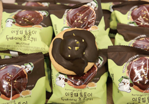 8월 18일 서울 강남구 CU BGF에 ‘이웃집 통통이 두바이식 초코쿠키’가 전시돼 있다. /뉴스1
