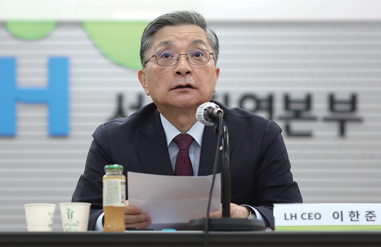 이한준 한국토지주택공사 사장이 9월 2일 강남구 LH 서울지역본부에서 열린 LH 신축 매입 임대주택 현안 설명회에서 발언하고 있다. /연합뉴스