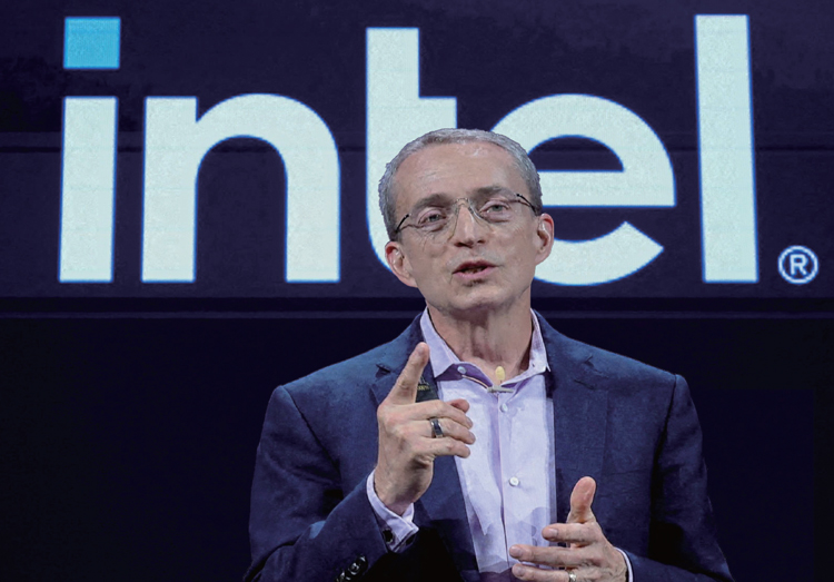 팻 겔싱어 인텔 최고경영자(CEO)가 지난 6월 대만에서 열린 ‘컴퓨텍스 2024’에서 사업 전략을 발표하고 있다. /로이터연합