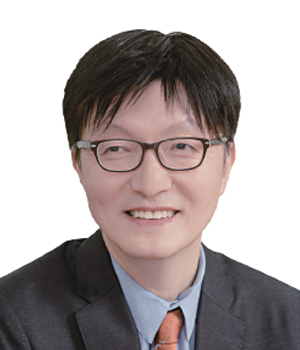 김흥종 고려대 특임교수 - 서울대 경제학 학·석·박사, 옥스퍼드대 명예 펠로,
현 산업통상자원부 통상교섭민간자문위원회 위원, 전 대외경제 정책연구원(KIEP) 원장