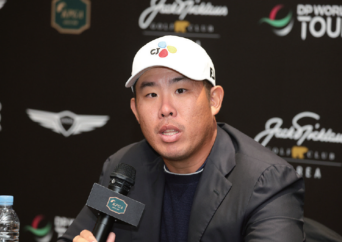 우승 기자회견. / KPGA