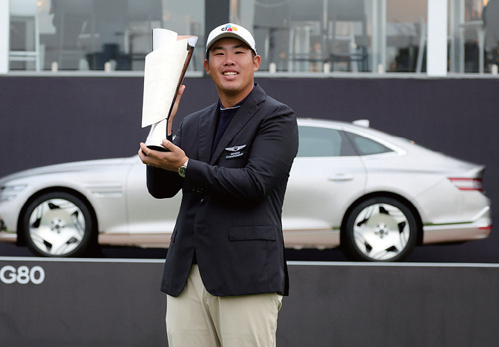 우승 트로피를 든 안병훈. / KPGA