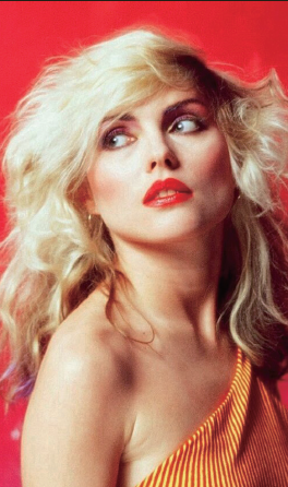 플래티넘 블론드 헤어와 붉은 입술이 시그니처다. / 블론디 인스타그램