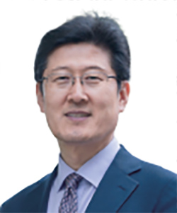 김인현 법학 전문대학원 명예 교수·선장- 한국해양대 항해학, 고려대 법학 학·석·박사, 전 일본  산코기센 항해사·선장 
