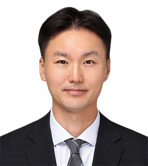 김진효 법무법인(유한) 태평양 외국변호사 - 한양대 경제학, 에섹스대 경제학석사, 루이스 앤드 클록 로스쿨 법학석사,
전 THE ITC 기후환경팀장, 전 포스코 무역통상팀 매니저
