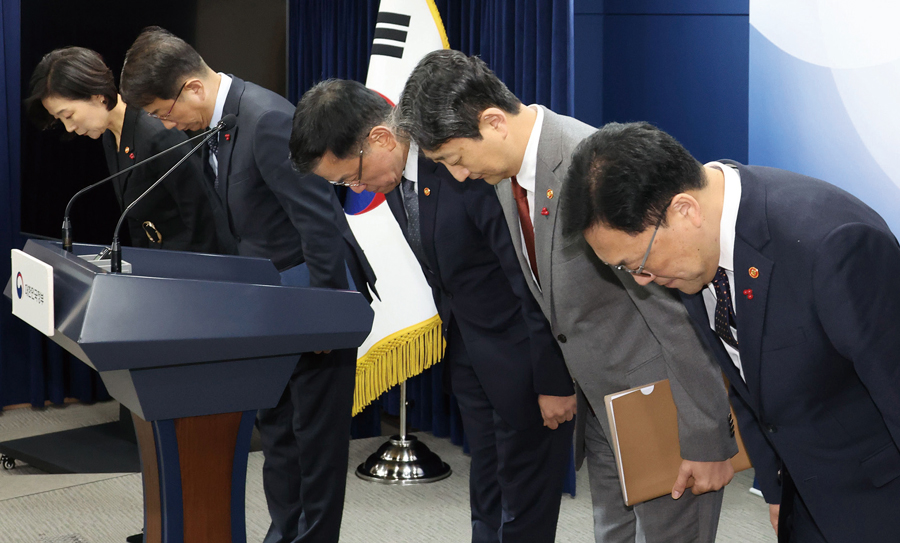 김병환(오른쪽부터) 금융위원장, 안덕근 산업부 장관, 최상목 경제부총리, 박상우 국토부 장관, 오영주 중소벤처기업부 장관이 12월 4일 서울 종로구 정부서울청사에서 열린 긴급 경제관계장관회의 합동 브리핑에서 인사하고 있다 / 연합뉴스