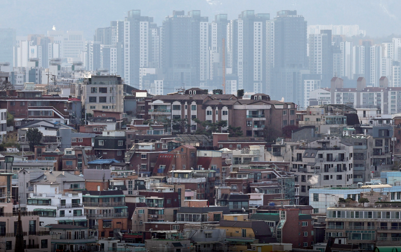 서울 시내 빌라 밀집 지역 뒤로 아파트 단지가 보인다. 연합뉴스