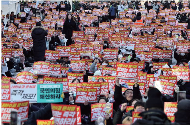 윤석열 대통령에 대한 탄핵소추안이 가결된 지 이틀째인 2024년 12월 15일 서울 중구 서울시청 인근에서 촛
불행동 회원들이 집회를 갖고 헌법재판소의 조속한 탄핵 심판을 촉구하고 있다. /사진 뉴스1