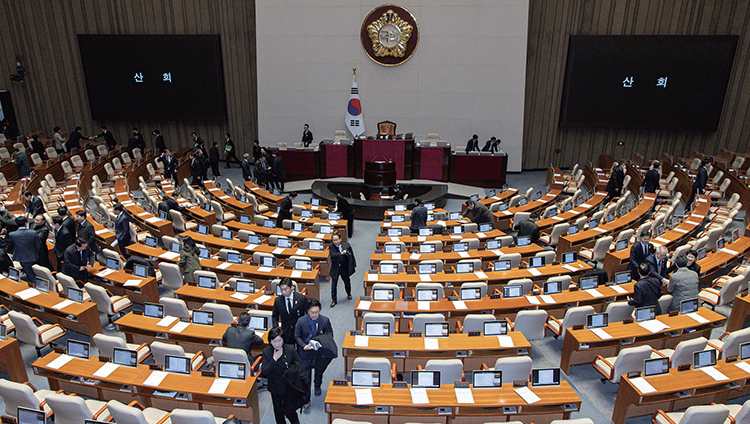 2024년 12월 31일 오후 여야 의원이 국회 본회의장을 나서고 있다. /뉴스1