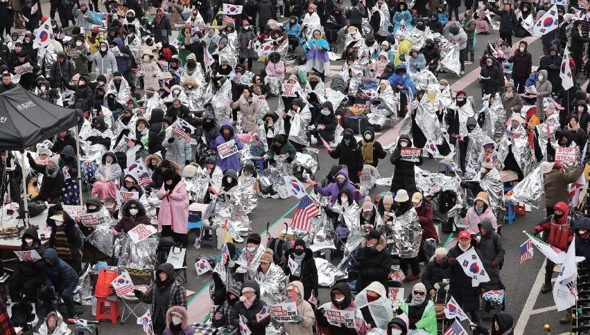 1월 13일 오전 서울 용산구 한남동 대통령 관저 인근에 윤석열 대통령 지지자들이 탄핵 무효 및 체포 집행 반대 집회를 하고 있다. / 사진 뉴스1