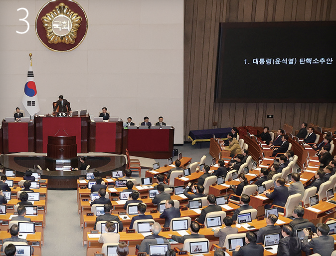 3. 2024년 12월 14일 우원식 국회의장이 국회 본회의에서 대통령 탄핵 소추안 가결을 선포하고 있다.  / 사진 연합뉴스 