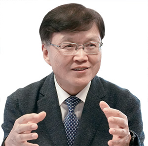 최양희 한림대 총장- 서울대 전자공학, KAIST 전자공학 석사, 프랑스 국립정보통신대(E.N.S.T.) 전산학 박사, 현 국가과학기술자문회의 부의장, 현 KT 사외이사, 전 서울대 컴퓨터공학부 교수, 전 서울대 AI위원회 위원장, 전 미래창조부 장관