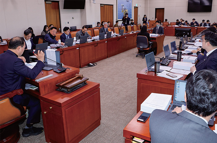 국회 산업통상자원중소벤처기업위원회가 2월 22일 반도체 특별법 등을 논의하기 위해 회의를 진행하고 있다. /뉴스1
