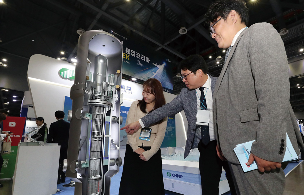 2024년 10월 23일 경기도 고양시 킨텍스에서 열린 2024 하반기 붐업코리아 수출 상담회를 찾은 관람객이 한국수력원자력 부스에서 소형모듈원자로(SMR) 모형을 살펴보고 있다. / 사진 뉴스1