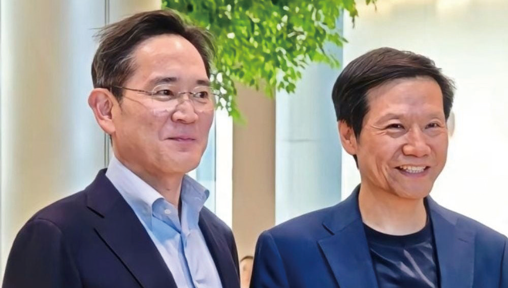 이재용(왼쪽) 삼성전자 회장이 3월 22일 샤오미 전기차 공장에서 레이쥔 샤오미 회장을 만나 기념 촬영을 하고 있다. / 중국 샤오미 웨이보