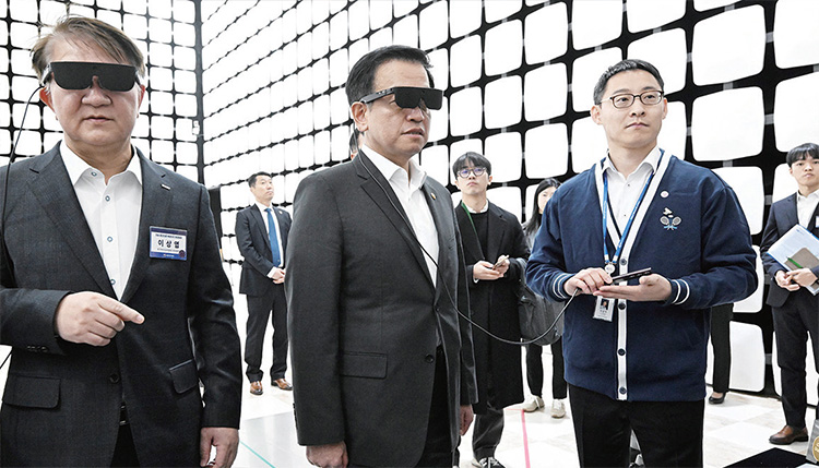 지난 2월 최상목(가운데) 당시 대통령 권한대행이 첨단의료기기개발지원센터에서 시각장애인용 AR 글라스를 착용해 보고 있다. /오송첨단의료산업진흥재단