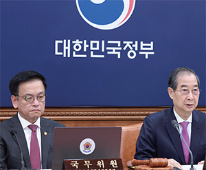 2024회계연도 정부 회계결산이 확정된 4월 8일 국무회의에 한덕수 대통령 권한대행 국무총리와 최상목 경제부총리가 참석했다. /연합뉴스