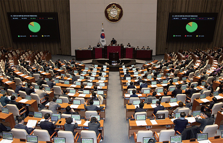 2월 27일 오후 서울 여의도 국회에서 열린 제422회 국회(임시회) 제7차 본회의에서 고준위 방사성폐기물 관리에 관한 특별법안(대안)이 가결되고 있다. /뉴스1