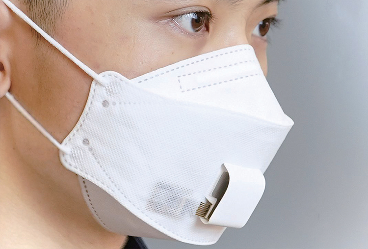 미국 캘리포니아 공대 연구진은 천식과 만성폐쇄성폐질환(COPD) 등 다양한 호
흡기 질환을 관리하는 데 쓸 수 있는 스마트 마스크를 개발했다. /칼텍