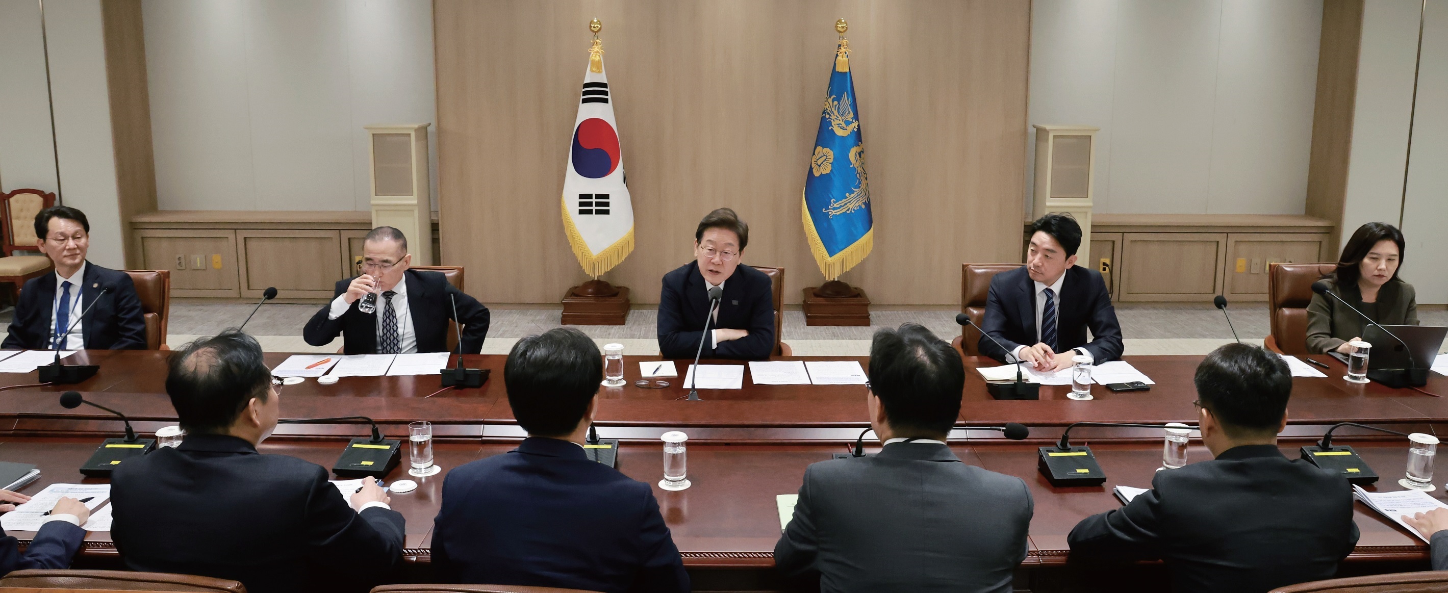 이재명 대통령이 취임 첫날인 6월 4일
서울 용산 대통령실 청사에서 비상경제점검
태스크포스(TF) 회의를 주재하고 있다./ 연합뉴스