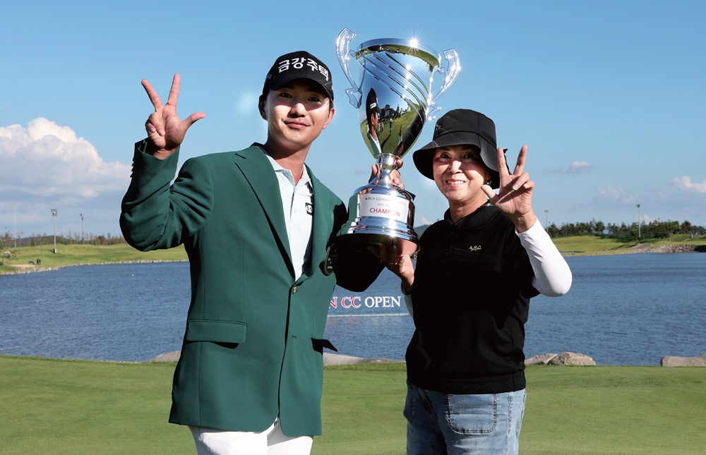 6월 29일 전북 군산CC 토너먼트 코스(파72·7611야드)에서 열린 한국프로골프(KPGA)투어 군산CC 오픈에서 우승한 옥태훈(왼쪽)이 트로피를 들고 어머니와 포즈를 취하고 있다. /KPGA 