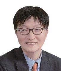 김흥종 고려대 특임교수 - 서울대 경제학 학·석·박사, 옥스퍼드대 명예 펠로, 현 산업통상자원부 통상교섭 민간자문위원, 전 대외경제정책연구원(KIEP) 원장