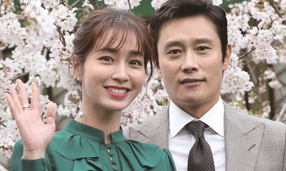 배우 이병헌과 이민정 부부. 이병헌의 형형한 눈빛은 아내가 옆에 있을 때면 안으로 스며들어 세상 착한 눈이 된다. /사진 뉴스1